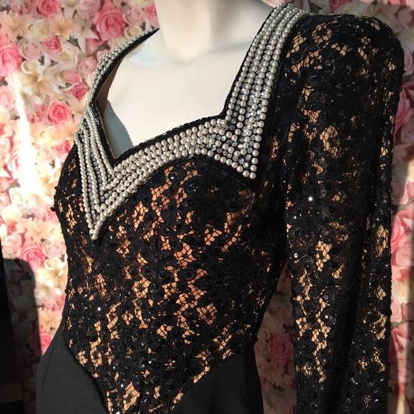 Gorgeous black evening dress.  V-neck pearls. - Picture 5 of 8